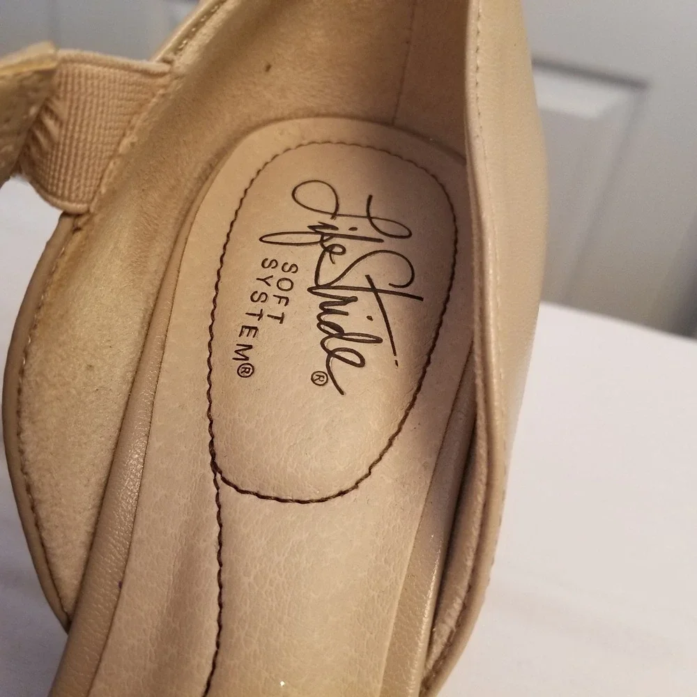 LifeStride Soft System Nude Beige Asymmetrical Strap Pointed Toe Pumps Size 7.5M